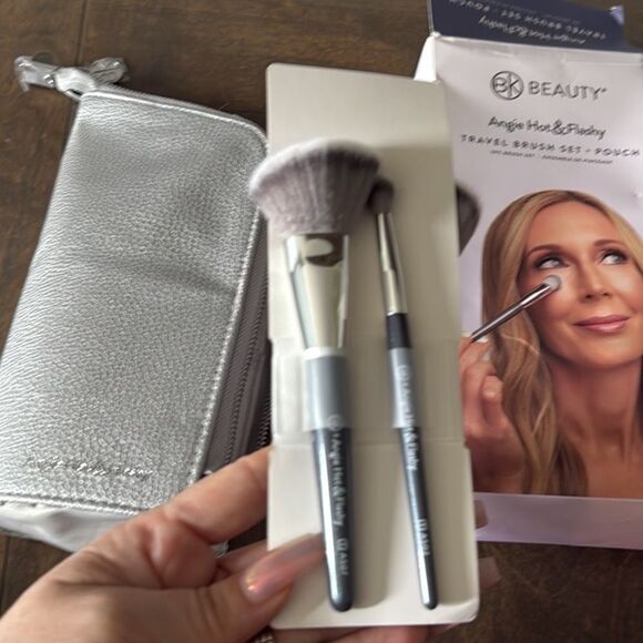 BK BEAUTY ANGIE HOT & FLASHY TRAVEL
BRUSH SET WITH POUCH - Picture 12 of 12